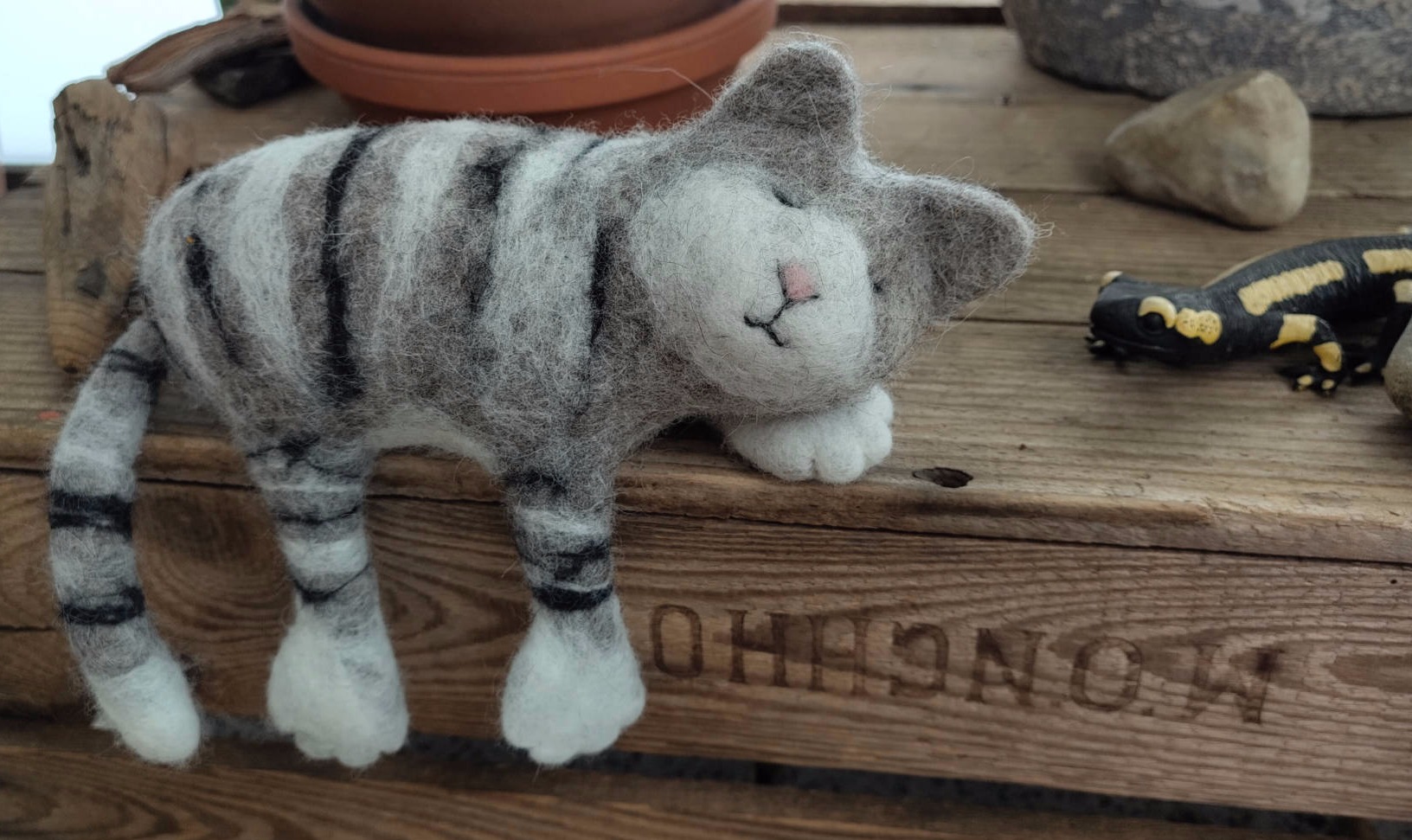 Grau-getigerte schlafende Filzkatze