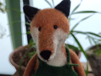 Gefilzter Fuchs mit Latzhose und eine weiße gefilzte Gans