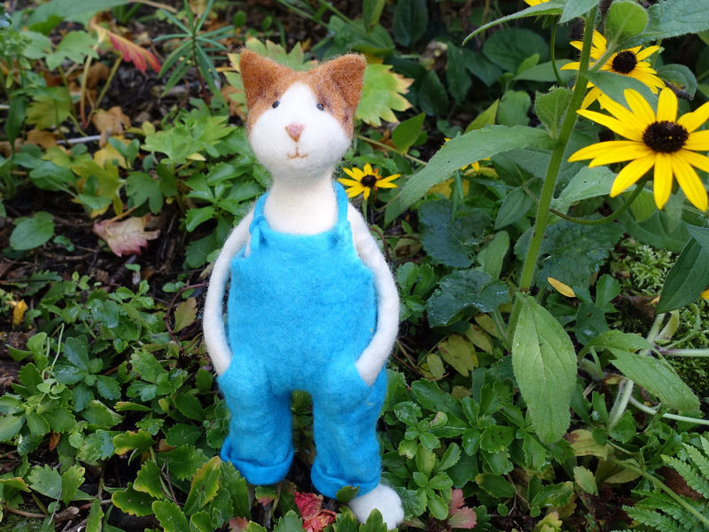 Drei Filzkatzen mit Latzhosen