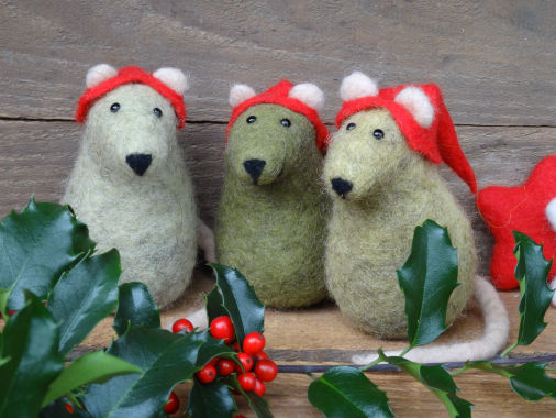 Drei gefilzte Mäuse mit Weihnachtsmütze