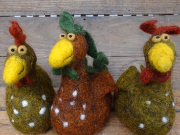 drei gefilzte Hühner mit großen, gelben Schnäbeln
