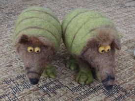 Zwei  gefilzte Gürteltiere