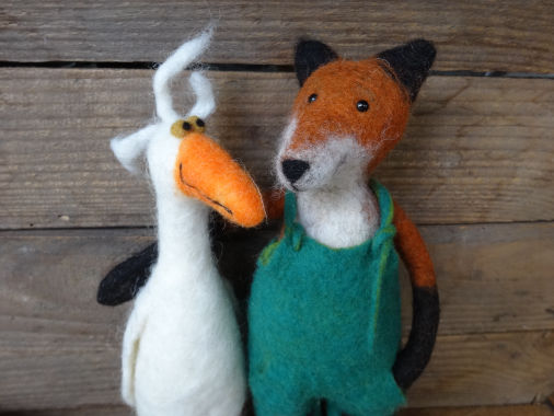 Gefilzter Fuchs mit Latzhose und weißer GGGGGGGGGGGGGGGGGGGans