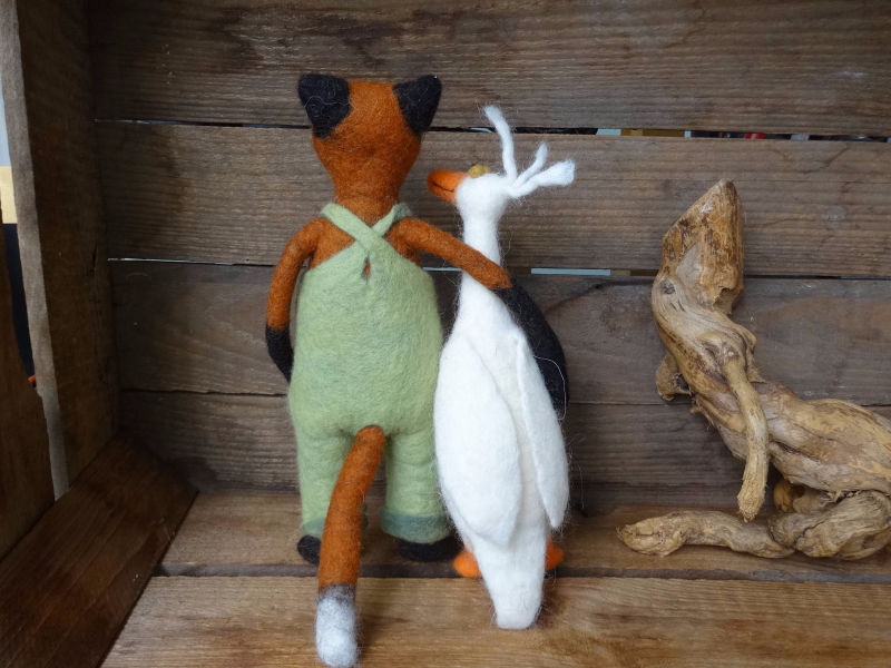 Gefilzter Fuchs mit Latzhose und eine kleine weiße Filzgans