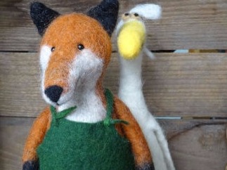 Gefilzter Fuchs mit Latzhose und eine weiße gefilzte Gans