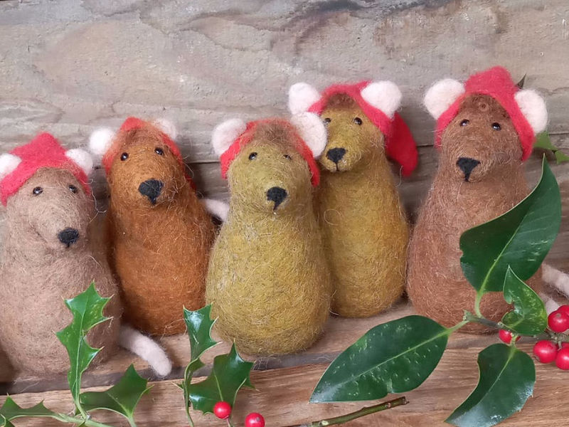 Fünf Filzmäuse mit Weihnachtsmütze