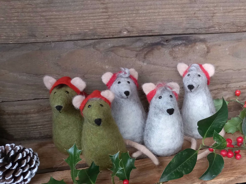 Fünf Filzmäuse mit Weihnachtsmütze